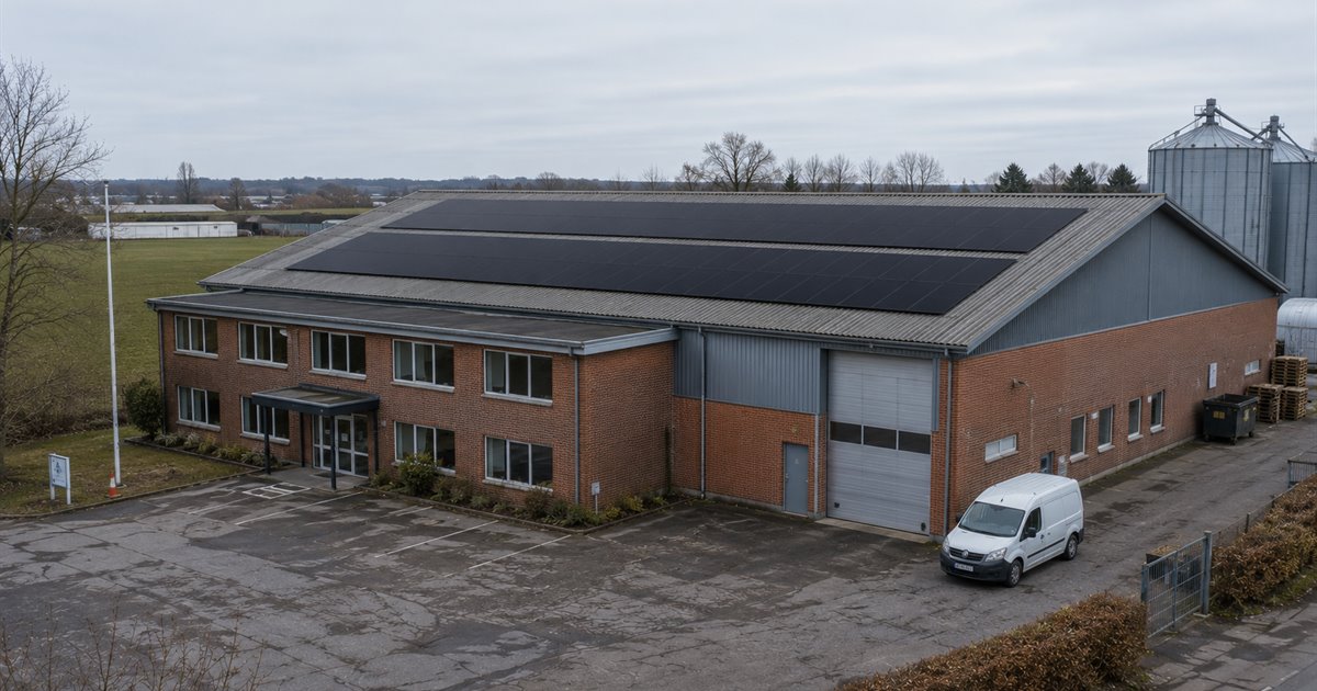 Mindre virksomhed med kontorbygning og lagerhal med solceller på taget