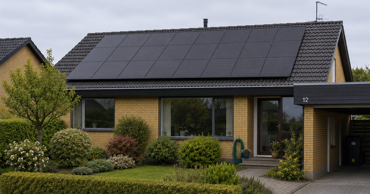 Gult murstenshus med solceller på taget, carport og forhave med hæk