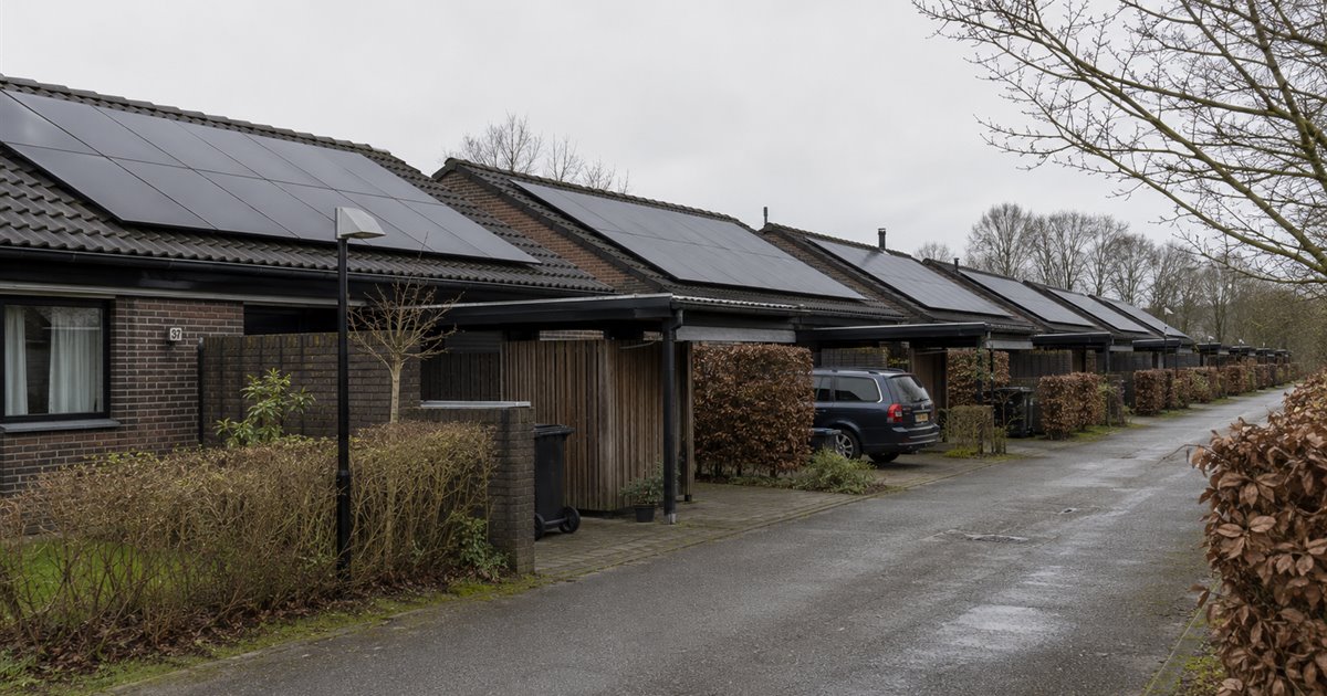 Række af rækkehuse med solceller på alle tagene