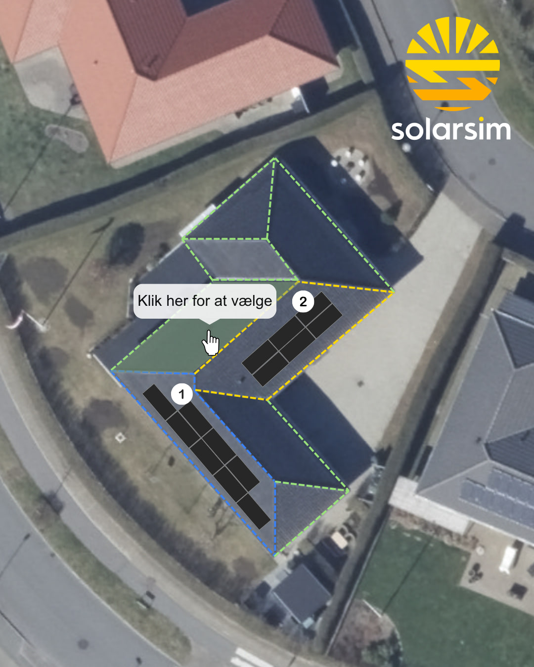 Luftfoto af parcelhus i SolarSim-værktøjet med markerede tagflader og to forslag til solcellepaneler